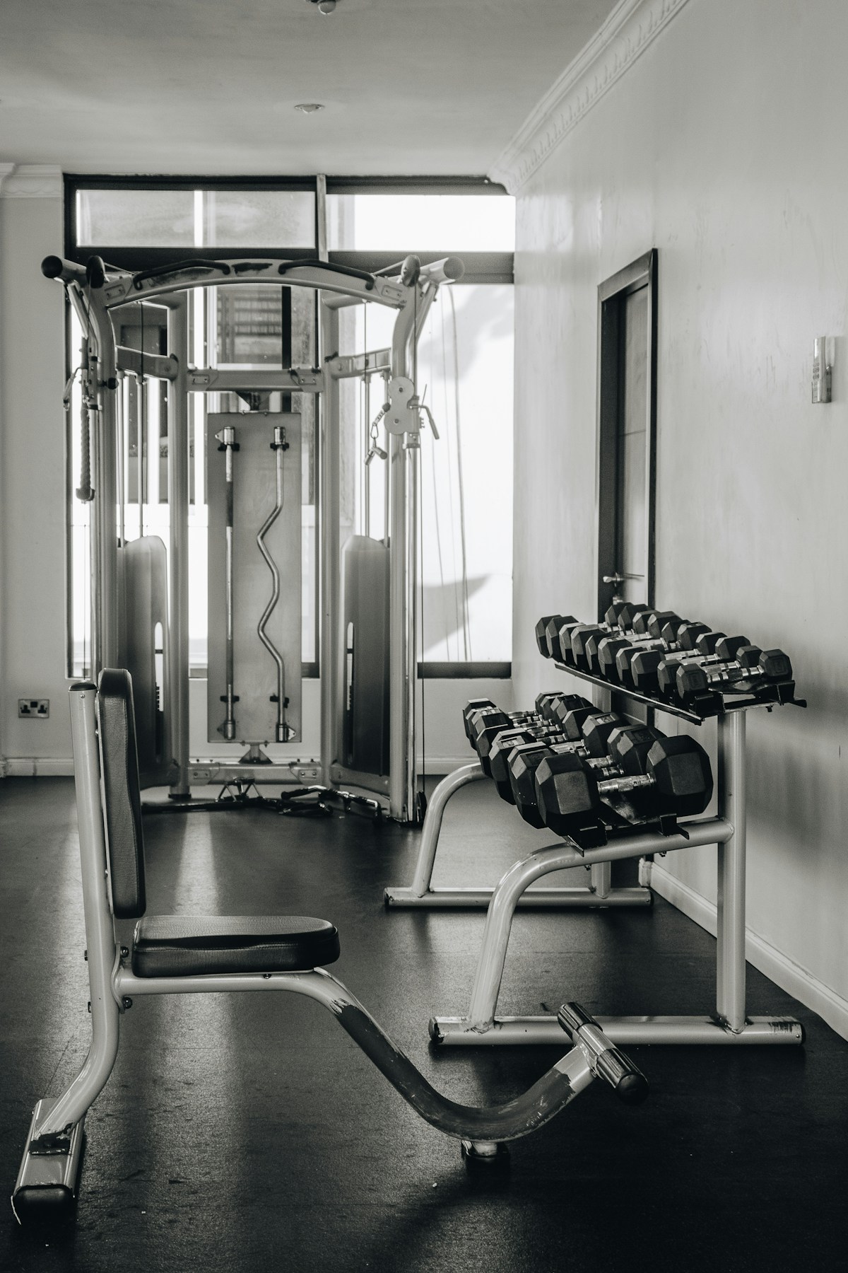 Salle de sport vide, en noir et blanc