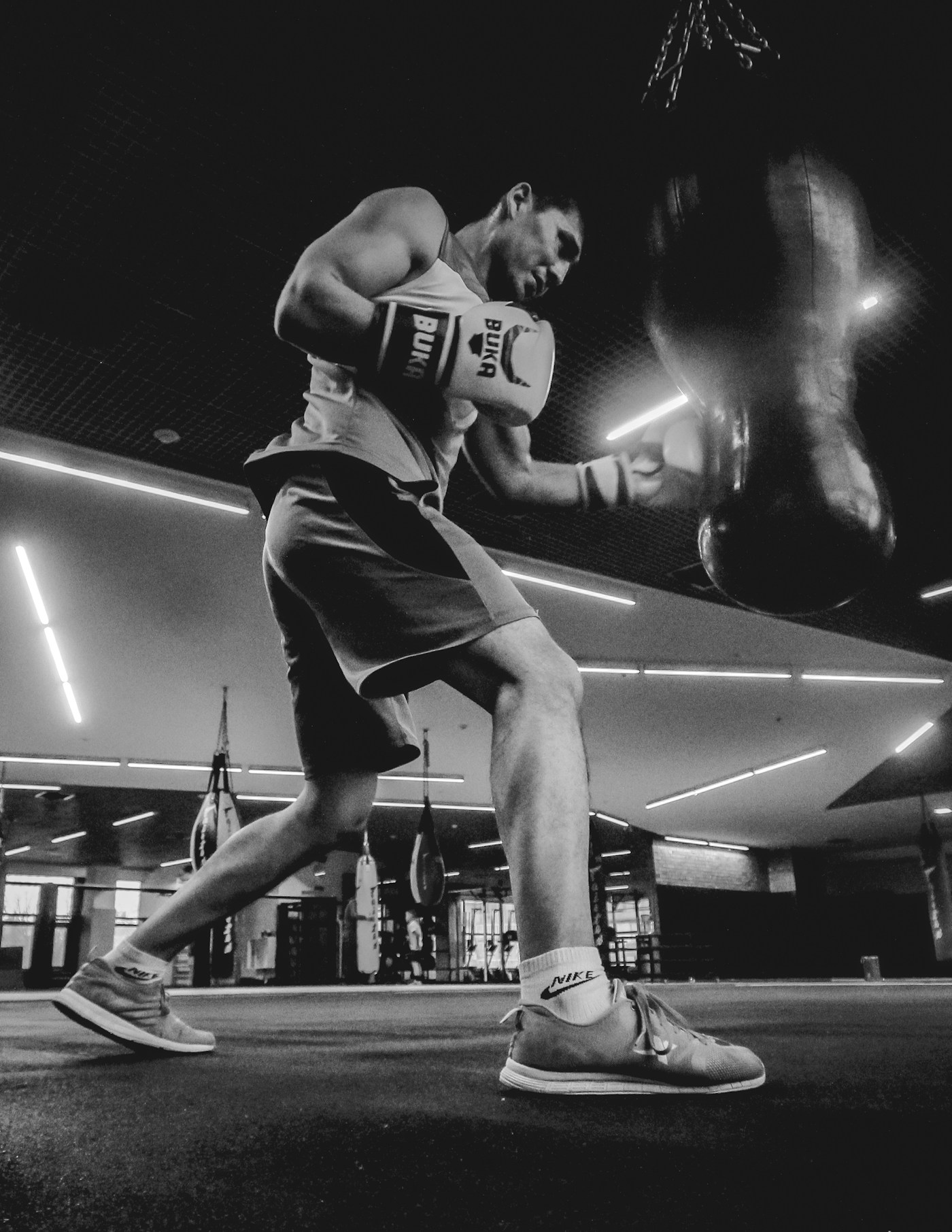 Un boxeur seul dans le ring, entre deux rounds